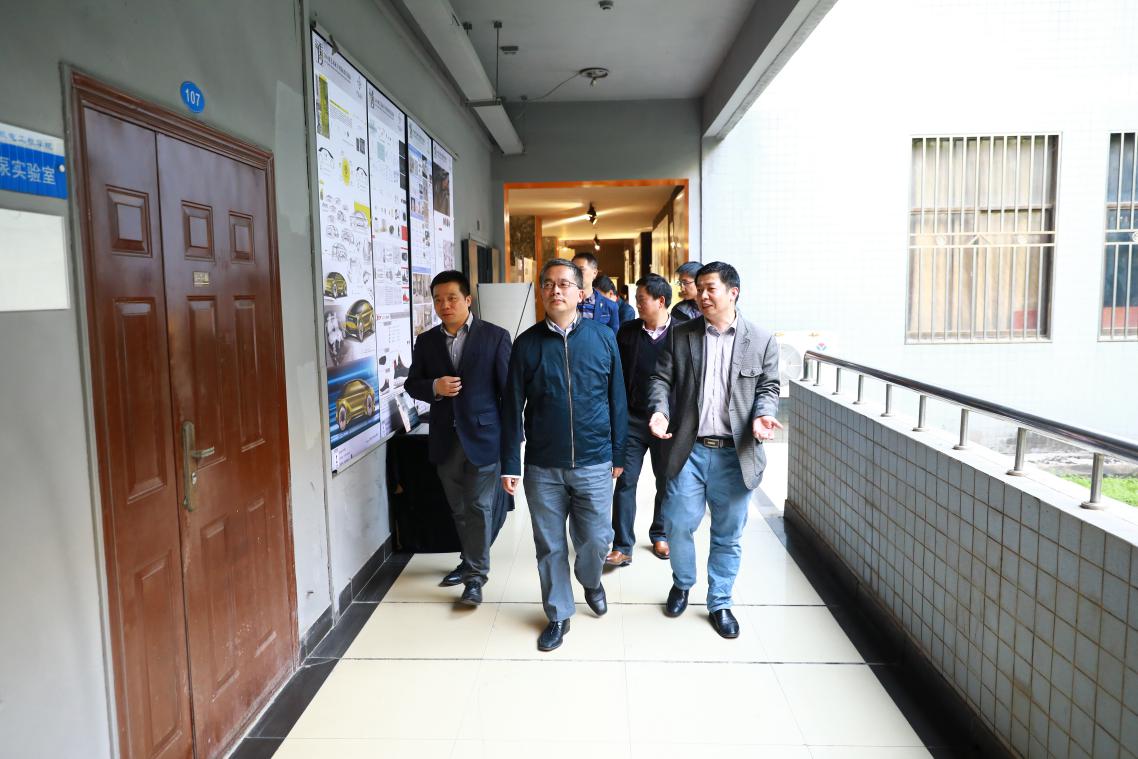 图2 陆董事长、吴处长等嘉宾在院领导陪同下参观展览